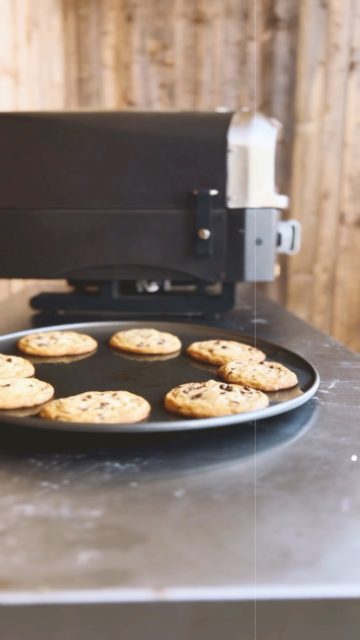 Nothing says Sunday chillin’ like an easy batch of childhood nostalgia🍪 Who’s got the milk?
•
Dodge those kitchen oven heatwaves during the summer with the Versa 16. You deserve it!
•
#youdeserveahalo #cookies #dessert #goodfoodgoodmood #summertime #chocolate #outdoorbaking #pizzaoven